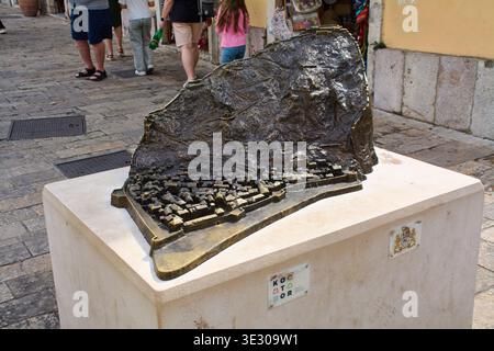 Kotor. Monténégro - 20 mars 2026 : sculpture topographique détaillée en 3D de la ville historique et des fortifications de montagne avec des points de repère identifiables Banque D'Images
