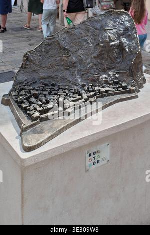 Kotor. Monténégro - 20 mars 2026 : maquette en bronze de la vieille ville et de la forteresse de Kotor exposée sur un piédestal en pierre sur une place publique pour la visite Banque D'Images