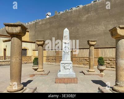 Mémorial de l'obélisque en marbre avec lion ailé de Saint Marc relief et inscription grecque, composé orthodoxe grec, le Caire, Égypte Banque D'Images