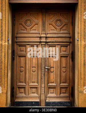Double porte en bois ornée dans le bâtiment historique Banque D'Images