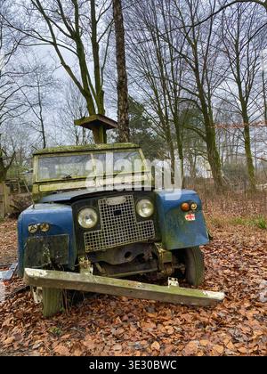 Véhicule hors route vintage abandonné dans la forêt Banque D'Images
