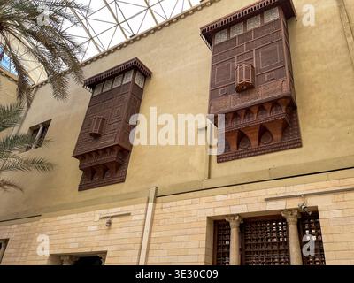 Fenêtres ornées en bois sculpté mashrabiyya oriel sur la façade de la cour intérieure, Musée copte, Vieux Caire, Egypte Banque D'Images