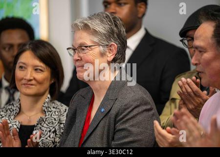 19 mars 2026, Seattle, Washington, États-Unis : le président de la State House Rep. Laurie Jinkins regarde comme le gouverneur de Washington Bob Ferguson parle lors d'une conférence de presse alors qu'il signe des projets de loi rendant illégal l'usurpation d'identité des forces de l'ordre et pour les forces de l'ordre de porter des masques ou autrement cacher leur identité au centre communautaire El Centro de la Raza à Seattle, Washington, États-Unis, le jeudi 19 mars, 2026. ces lois s'inscrivent dans le cadre des efforts déployés par les états pour faire face aux tactiques utilisées par les agents de l'immigration et des douanes (ICE) lors d'opérations violentes et secrètes de répression de l'immigration dans tout le pays Banque D'Images