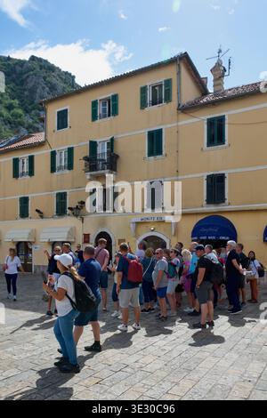 Kotor. Monténégro - 20 mars 2026 : les visiteurs explorent les rues pavées de l'ancienne ville forteresse près de l'architecte méditerranéen traditionnel Banque D'Images