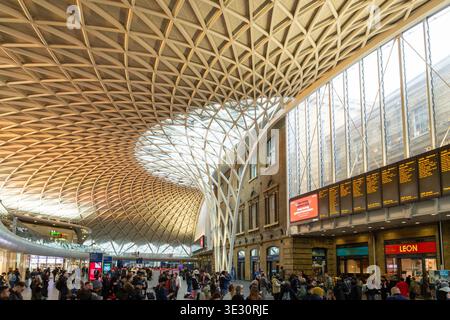 Le moderne Western Concourse, avec un toit en forme de vague spectaculaire à Londres King's Cross Station Banque D'Images