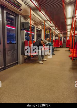 Prague, République tchèque - 20 mars 2026 : intérieur propre et lumineux du train de métro de Prague avec rangées de sièges colorés et éclairage par le ciel. Banque D'Images