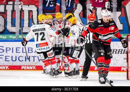 Torjubel Freude Christian Wejse (65, Fischtown Pinguins Bremerhaven, BHV ) und Teamkollegen, Nuernberg Ice Tigers v. Fischtown Pinguins Bremerhaven, Eishockey, Penny DEL, Pre Playoffs Spiel 2, 20.03.2026, Foto : Eibner-Pressefoto/Thomas Hahn Banque D'Images