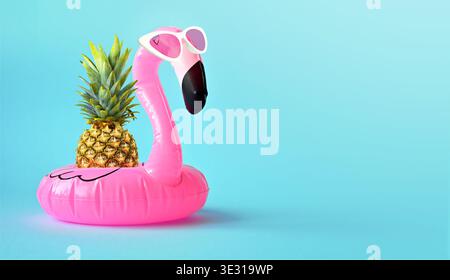 Fond tropical d'été avec espace de copie pour un texte, flamant rose à l'ananas. Banque D'Images