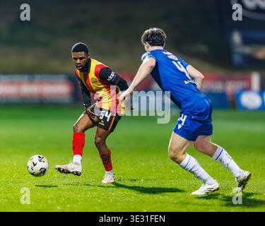 Firhill Stadium, Glasgow, Royaume-Uni. 20 mars 2026. Scottish Championship Football, Partick Thistle v St Johnstone ; Tsoanelo Letsosa de Partick Thistle faisant un pass crédit : action plus Sports/Alamy Live News Banque D'Images