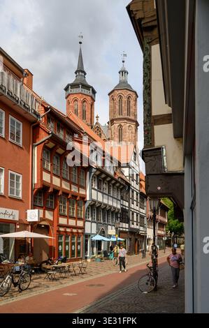 Bâtiments historiques à colombages dans la vieille ville de Osnabrück avec tours d'église jumelles, Allemagne Banque D'Images
