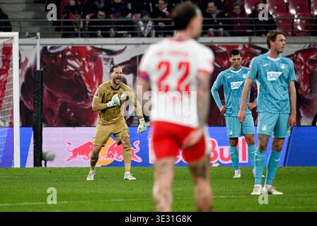 Leipzig, Allemagne. 20 mars 2026. Football, hommes : Bundesliga, RB Leipzig - TSG 1899 Hoffenheim, Journée 27, Red Bull Arena. Le gardien Oliver Baumann (l, 1899 Hoffenheim) réagit fort. Crédit : Julius Frick/dpa/Alamy Live News Banque D'Images