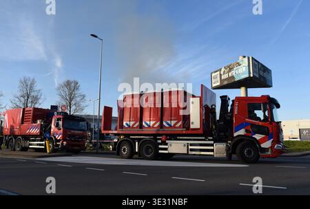 Amsterdam. 20 mars 2026. Des camions de pompiers se dirigent vers le site des incendies à Amsterdam, aux pays-Bas, le 20 mars 2026. Un grand incendie qui a éclaté vendredi dans la zone industrielle de Westpoort dans l'ouest d'Amsterdam, aux pays-Bas, a été maîtrisé, sans aucune victime signalée, a déclaré le service d'incendie local. Crédit : Shao Haijun/Xinhua/Alamy Live News Banque D'Images