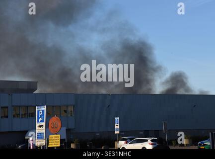 Amsterdam. 20 mars 2026. De la fumée est vue depuis le site du feu à Amsterdam, aux pays-Bas, le 20 mars 2026. Un grand incendie qui a éclaté vendredi dans la zone industrielle de Westpoort dans l'ouest d'Amsterdam, aux pays-Bas, a été maîtrisé, sans aucune victime signalée, a déclaré le service d'incendie local. Crédit : Shao Haijun/Xinhua/Alamy Live News Banque D'Images