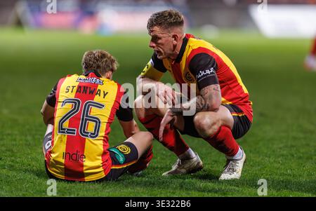 Firhill Stadium, Glasgow, Royaume-Uni. 20 mars 2026. Scottish Championship Football, Partick Thistle v St Johnstone ; Ben Stanway de Partick Thistle Down blessé avec Lee Ashcroft de Partick Thistle Checking on Him Credit : action plus Sports/Alamy Live News Banque D'Images