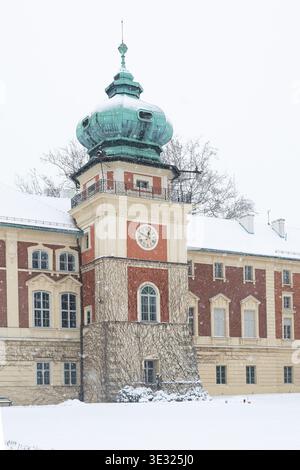 Château historique de Lancut en Pologne en hiver, entouré d'un parc enneigé, avec une architecture détaillée et une ambiance cinématographique et atmosphérique. Banque D'Images
