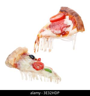 Tranches de pizza délicieuses avec des cordes de fromage étirées dans l'air sur fond blanc Banque D'Images