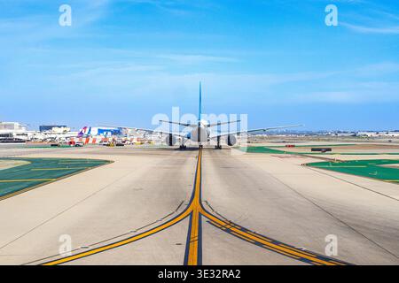 Avion sur une piste d'aéroport vue arrière décollage ou roulage au sol pour décollage Banque D'Images