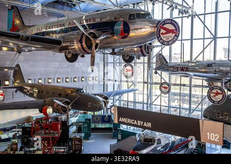 America by Air expose au Smithsonian National Air and Space Museum à Washington DC, avec des avions historiques et vintage exposés dans l'atrium Banque D'Images