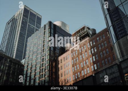 New York City, États-Unis – 14 février 2026 : vue ascendante des bureaux, hôtels et tours résidentielles modernes de Manhattan West dans Midtown Manhattan. Banque D'Images