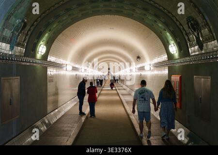 Bâtiment du tunnel Elbe de Hambourg (Alter Elbtunnel) de l'intérieur. Architecture historique en contrebas de la rivière Elbe reliant les quais avec des Pauli. Banque D'Images
