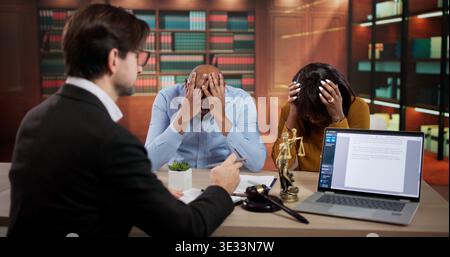 Avocat consultant Un couple triste se sentant bouleversé par le divorce et les finances Banque D'Images