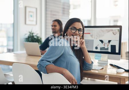 Femme heureuse, portrait et web designer avec ordinateur pour la conception en ligne ou site web au bureau. Personne féminine, employée ou créative avec sourire pour UI Banque D'Images