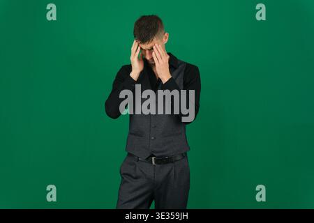 émotions d'un bel homme gars sur un fond vert chromakey. cheveux foncés jeune homme Banque D'Images