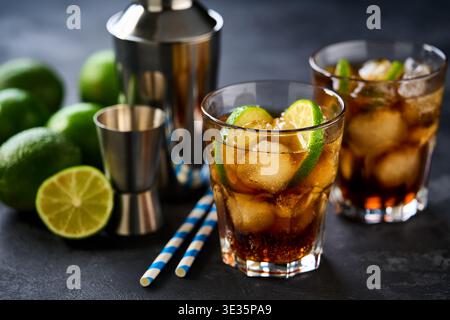 Cuba cocktail alcoolisé libre sur fond sombre mise au point sélective. Cocktail de thé glacé Cuba libre ou long Island. Banque D'Images