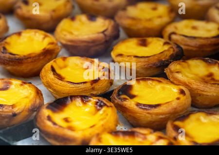 Gros plan sur les tartes au Custard portugaises fraîchement préparées au four Pastel de Nata Banque D'Images