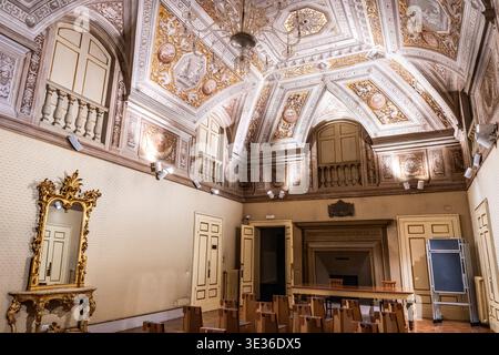 Sala Goldoni (Goldoniana) une ancienne salle de bal avec faux plafond en stuc doré dans le Palazzo Gallenga Stuart, aujourd'hui Université pour étrangers de Pérouse, Italie Banque D'Images