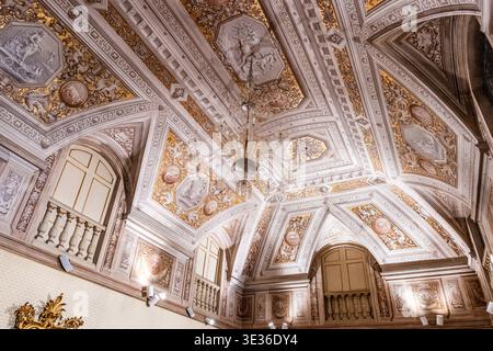Sala Goldoni (Goldoniana) une ancienne salle de bal avec faux plafond en stuc doré dans le Palazzo Gallenga Stuart, aujourd'hui Université pour étrangers de Pérouse, Italie Banque D'Images
