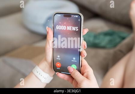 Une femme reçoit un appel avec de mauvaises nouvelles. Faire face au stress et aux décisions difficiles dans la vie quotidienne. Résilience émotionnelle et réponse aux crises en évidence Banque D'Images