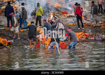 Manikarnika Ghat, Varanasi, Uttar Pradesh, Inde C'est le ghat de crémation septentrional et le plus sacré de Varanasi le long du Gange. Le site de crémation est CA Banque D'Images
