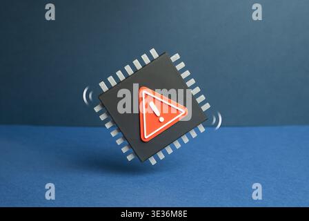 Puce d'ordinateur et panneau d'avertissement. Pénurie et défauts de micropuces. La faible fiabilité de la production de semi-conducteurs affecte les dispositifs tandis que les problèmes de qualité se créent Banque D'Images