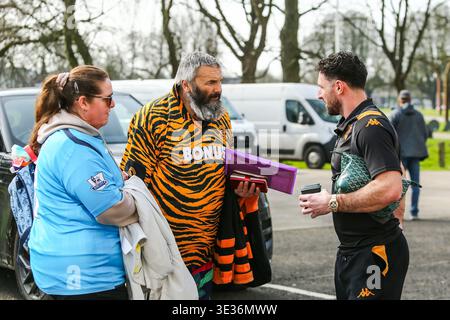 Hull, Royaume-Uni. 21 mars 2026. Lewis Coyle de Hull City avec ses fans pendant le match du championnat Hull City v Sheffield EFL Sky Bet au MKM Stadium, Hull, Angleterre, le 21 mars 2026 crédit : Richard Bierton/Every second Media crédit : Every second Media/Alamy Live News Banque D'Images