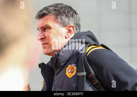 Hull, Royaume-Uni. 21 mars 2026. Sergej Jakirovic manager de Hull City arrive devant le match du mercredi EFL Sky Bet Championship de Hull City contre Sheffield au MKM Stadium, Hull, Angleterre, le 21 mars 2026 crédit : Richard Bierton/Every second Media crédit : Every second Media/Alamy Live News Banque D'Images