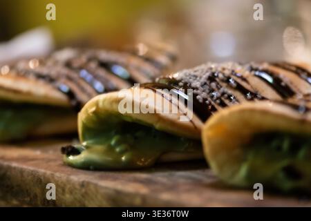 Gros plan de crêpes avec crème à la pistache et garniture au chocolat. Banque D'Images
