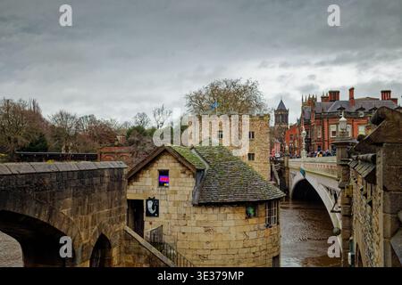 Tours médiévales historiques au bord de la rivière d'un mur de la ville à côté d'un pont sur une rivière, Lendal Bridge, ville de York, Angleterre. Banque D'Images