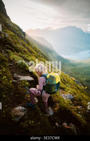 Enfant fille randonnée en Norvège voyage style de vie sain famille vacances d'été à l'extérieur, enfant de 5 ans avec sac à dos escalade des montagnes à Lofoten isl Banque D'Images