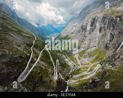 Trollstigen Road dans les montagnes de Norvège vue aérienne, serpentine Way plie scandinavian Road trip célèbre point de repère belle destination de voyage Banque D'Images