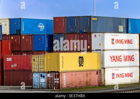 Conteneurs maritimes empilés dans un port intérieur de Westhafen Francfort, Allemagne, illustrant le transport de marchandises et les opérations de la chaîne d'approvisionnement internationale Banque D'Images