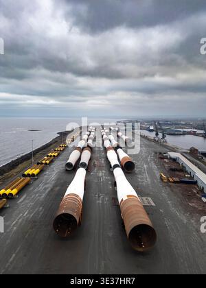 Monopiles, pièces de transition et jackets pour la construction de parcs éoliens offshore Banque D'Images