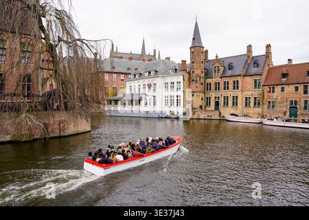 Croisière touristique en bateau sur le canal de Dijver, Bruges, Belgique Banque D'Images