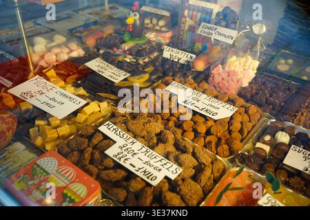 Vitrine de truffes au chocolat belge et bonbons avec étiquettes de prix manuscrites, Bruges, Belgique Banque D'Images