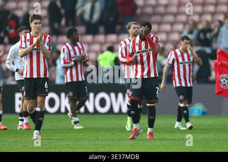 Sheffield, Royaume-Uni. 21 mars 2026. Japhet Tanganga de Sheffield United semble abattu après le match Sheffield United vs Wrexham Sky Bet Championship à Bramall Lane, Sheffield. Le crédit photo devrait se lire : Simon Bellis/Sportimage crédit : Sportimage Ltd/Alamy Live News Banque D'Images