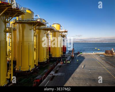 Monopiles, pièces de transition et jackets pour la construction de parcs éoliens offshore Banque D'Images