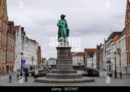 Jan van Eyck Statue de bronze à Jan van Eyckplein Square, Bruges, Belgique Banque D'Images