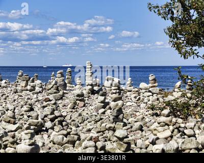 Champ de gravats, plage rocheuse, littoral sur l'île de Stora, pile de pierre, homme de pierre, mer Baltique, Oeland, Kalmar Laen, Suède Banque D'Images