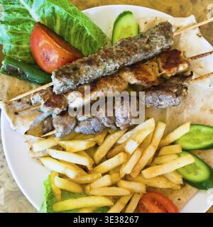 Les brochettes mélangent des kebabs arabes dans le restaurant de rue jordanien Banque D'Images