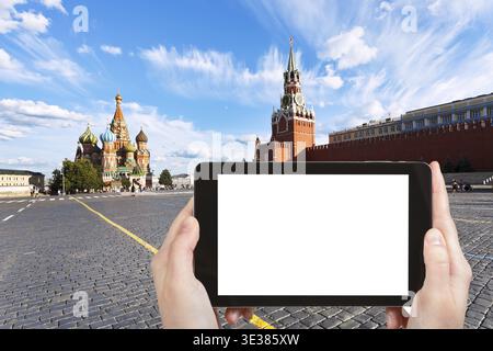 Concept de voyage - photographie touristique place Rouge avec la cathédrale Saint Basile et la tour Spasskaya à Moscou, Russie sur tablette pc avec écran découpé avec Banque D'Images